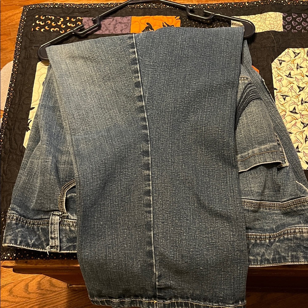 Lane Bryant Blue Denim Capri Jeans Size 28
Genius fit